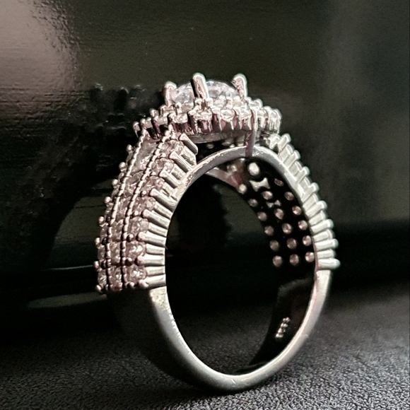 Gorgeous Inlaid Diamond Sparkling Ring - Picture 2 of 6